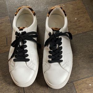 White tennis sneaker with leopard back